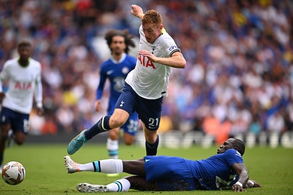Dejan Kulusevski en acción contra el Chelsea por la Premier League. (Getty Images).