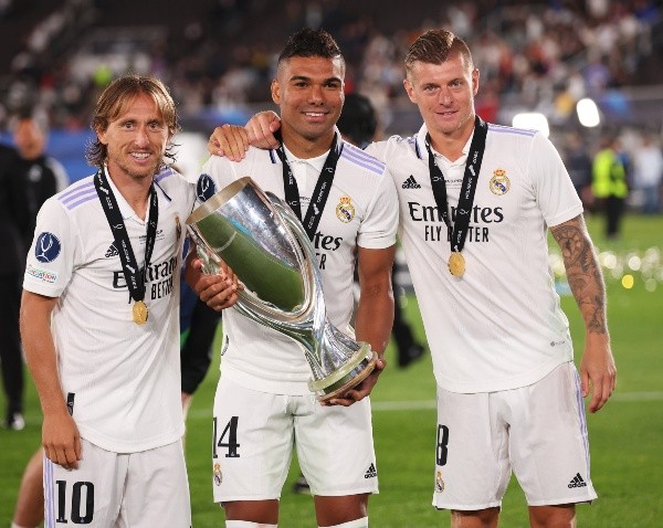 El tridente se despidió levantando la Supercopa de Europa. (Foto: Getty Images)