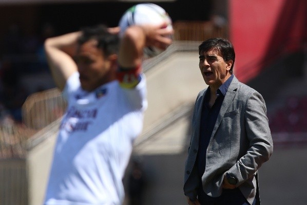 Quinteros mira de reojo la posibilidad de perder al capitán de Colo Colo. | Foto: Agencia Uno