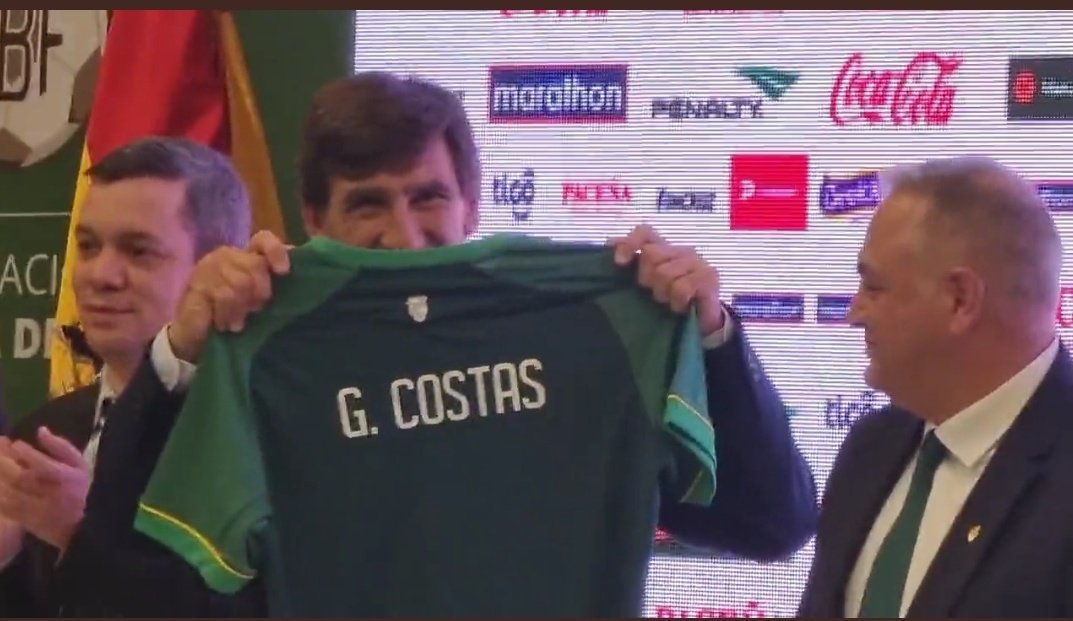 La camiseta de Bolivia en manos de Gustavo Costas.