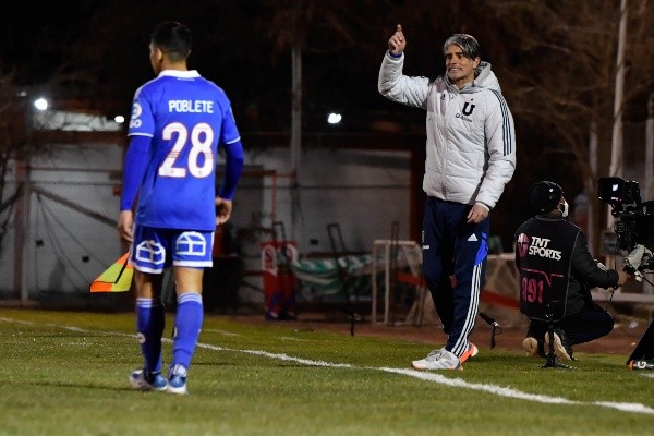 Diego López da indicaciones en el empate entre la U y Cobresal por la ida de los octavos de final de Copa Chile. (Agencia Uno).
