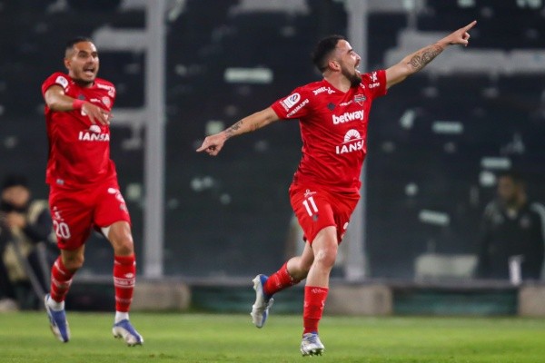 Fernando Cordero festeja el golazo que le anotó a Colo Colo en los octavos de final de vuelta de la Copa Chile. (Agencia Uno).