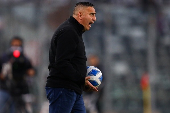 Jaime García da indicaciones en el estadio Monumental. (Foto: Guille Salazar).