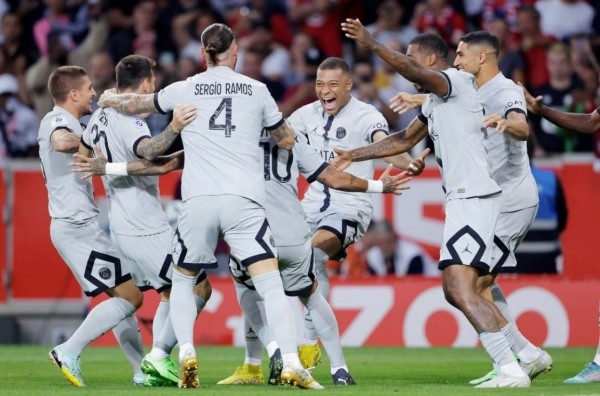 Mbappé recibió el abrazo caluroso de todos sus compañeros, incluidos Neymar y Messi, tras su golazo a los ocho segundos. |Foto: PSG