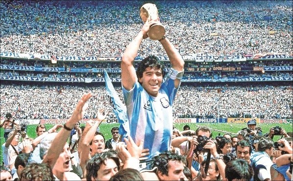 Maradona alzó la segunda Copa del Mundo para Argentina en México 86. | Foto: Archivo
