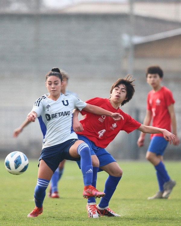 Esta semana, las Leonas jugaron ante la Selección de Independencia. (Prensa U de Chile)