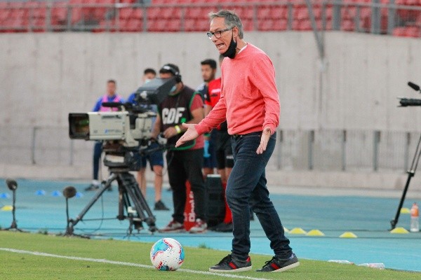 Holan ha estado presente en el Nacional antes, pero en esta pasada el pasto llamó su atención. | Foto: Agencia Uno