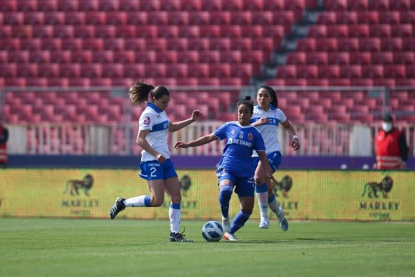 Las Leonas derrotaron por 4-0 a las Cruzadas. (Javiera Mera / Prensa U de Chile)