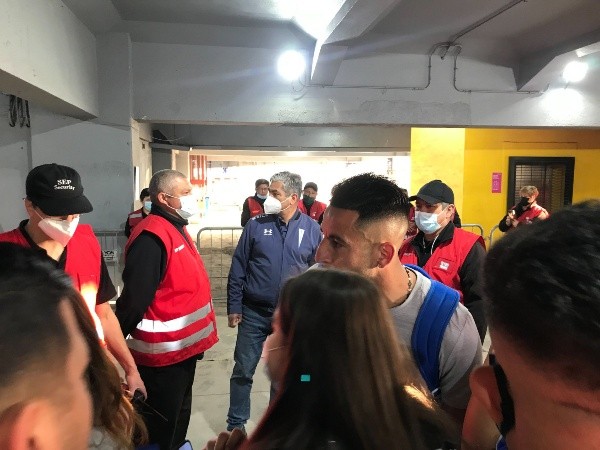 Mauricio Isla se fotografió con fanáticos y fanáticas de la U tras el Clásico Universitario (Cristián Fajardo | Redgol).