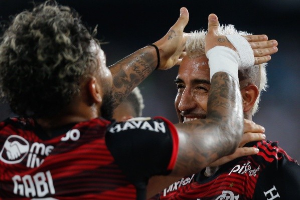 Gabigol le peina el mohicano a Vidal tras el gol del triunfo (Foto: Flamengo)