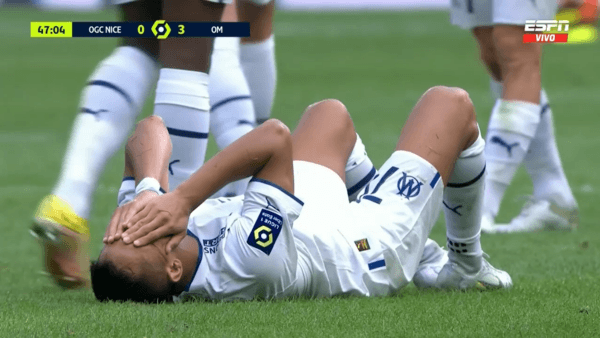 Alexis Sánchez quedó adolorido tras la entrada. (Foto: Captura ESPN)