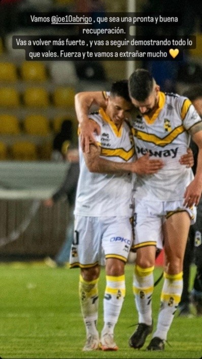Federico Pereyra y sus palabras de aliento para Joe Abrigo, el capitán, goleador y máximo asistidor de Coquimbo Unido.