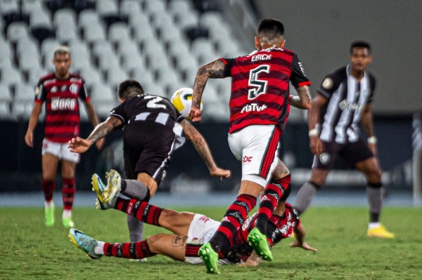 Pulgar en su debut con el Flamengo (Redes)
