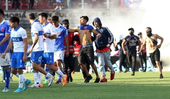 Hinchas de la Universidad de Chile ingresaron al campo de juego del Estadio Nacional tras el Clásico Universitario. (Agencia Uno).