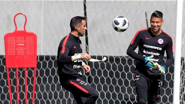 Brayan Cortés y Claudio Bravo en una práctica de la Roja. (Agencia Uno).