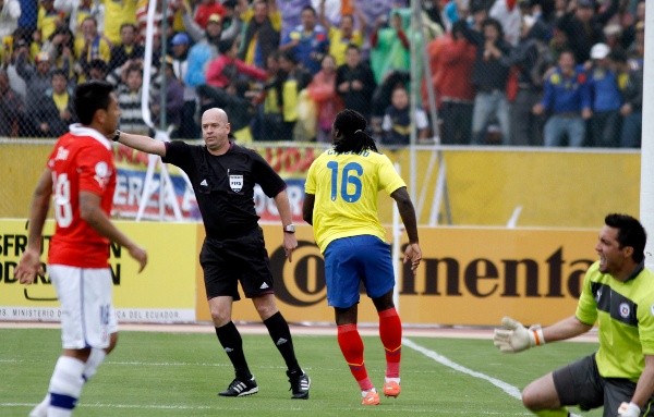 Felipe Caicedo le marcó a Chile tres de los siete goles que convirtió en las Clasificatorias rumbo a Brasil 2014. (Agencia Uno).