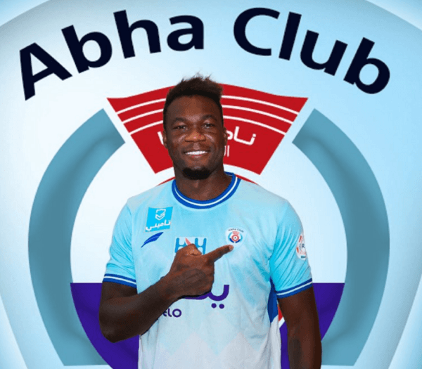 Felipe Caicedo posa con la camiseta del Abha Club de Arabia Saudita, su nuevo equipo.