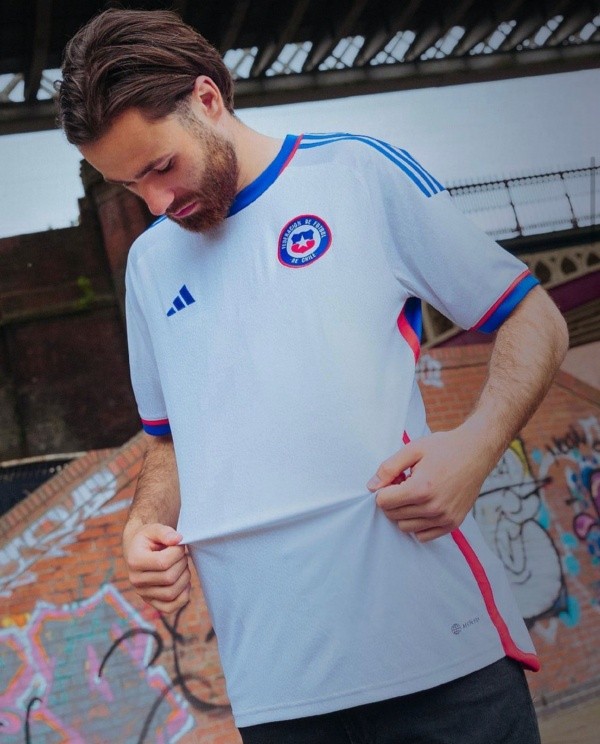 Ben Brereton luce la nueva camiseta de la selección chilena. | Foto: @LaRoja