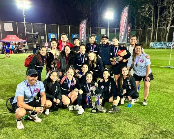 Rodillitas FC terminó en el tercer lugar del Clasificatorio Nacional de Fútbol 7, con Yanara Aedo (al medio) en el equipo. (Rodillitas)
