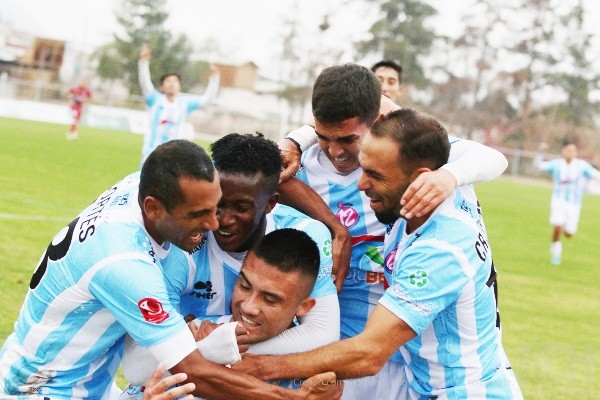 Magallanes celebra el triunfo ante Temuco (Agencia Uno)