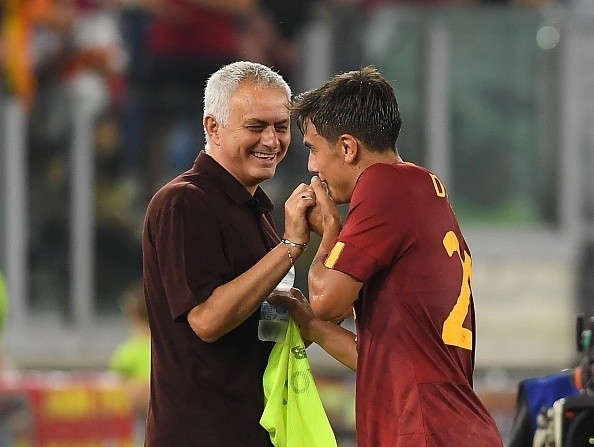 Mourinho feliz con Dybala, Dybala feliz con Mourinho en el triunfo de la Roma contra Monza.