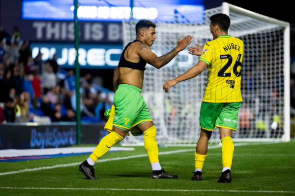 Marcelino Núñez celebra con el cubano Onel Hernández, el héroe de la jornada en la victoria del Norwich City.