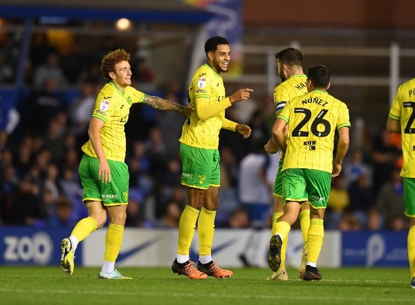 Andrew Obomamidele felicita a Marcelino Núñez por el gran tiro libre que ejecutó y fue clave para el empate transitorio del Norwich City. (Getty Images).