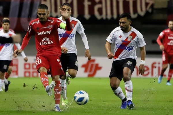 Ñublense y Curicó aún pelean por pillar a Colo Colo (Agencia Uno)