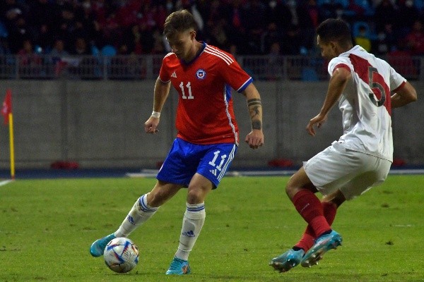 Bruno Barticciotto jugando por la Roja ante Perú (Agencia Uno)