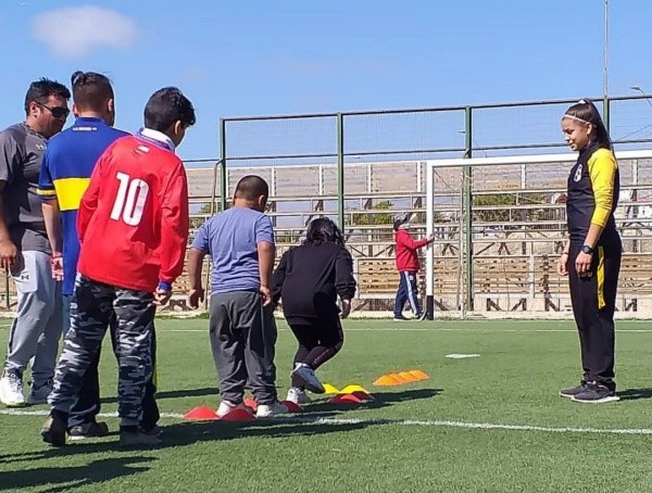 Natsumy Millones en el taller de fútbol inclusivo en Coquimbo. (El Observatodo)