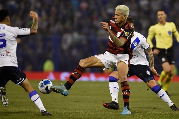 Pedro la rompió y anotó en el 32&#039;, 61&#039; y 83&#039;. Algo que no le gustó nada a un trabajador de Vélez, quien lo dejó sin premio. | Foto: Flamengo