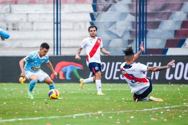 Diego Buonanotte dejó pagando al defensor argentino Lucas Trejo antes de anotar su tercer gol para el Sporting Cristal de Perú.