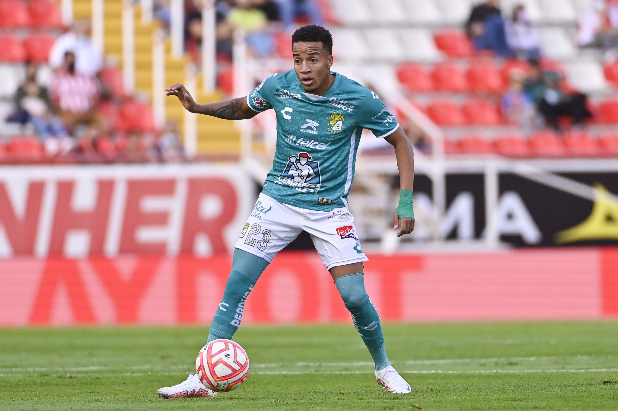 El ecuatoriano Byron Castillo fue titular en León. Foto: León.