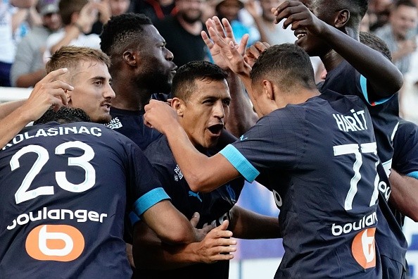 Abrazos para AS70: Alexis Sánchez marca su tercer gol con el Olympique de Marsella en Francia.