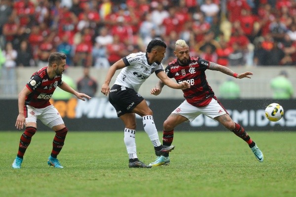 Arturo Vidal ingresó en el segundo tiempo y mostró un gran nivel, pero no pudo ayudar a romper el empate. Foto: Comunicaciones Flamengo.