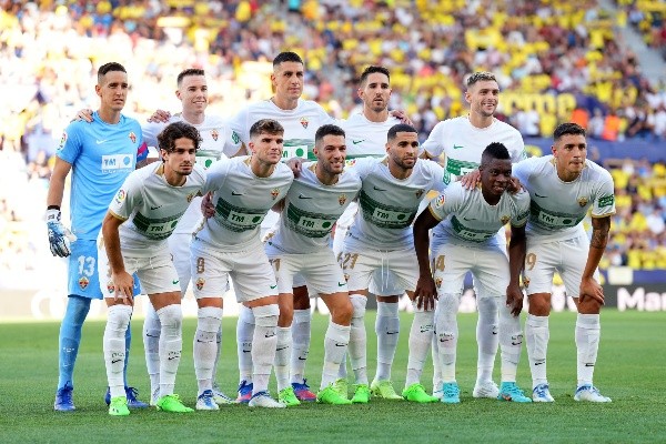 El chileno Enzo Roco fue titular en durísima caída del Elche. | Foto: Getty