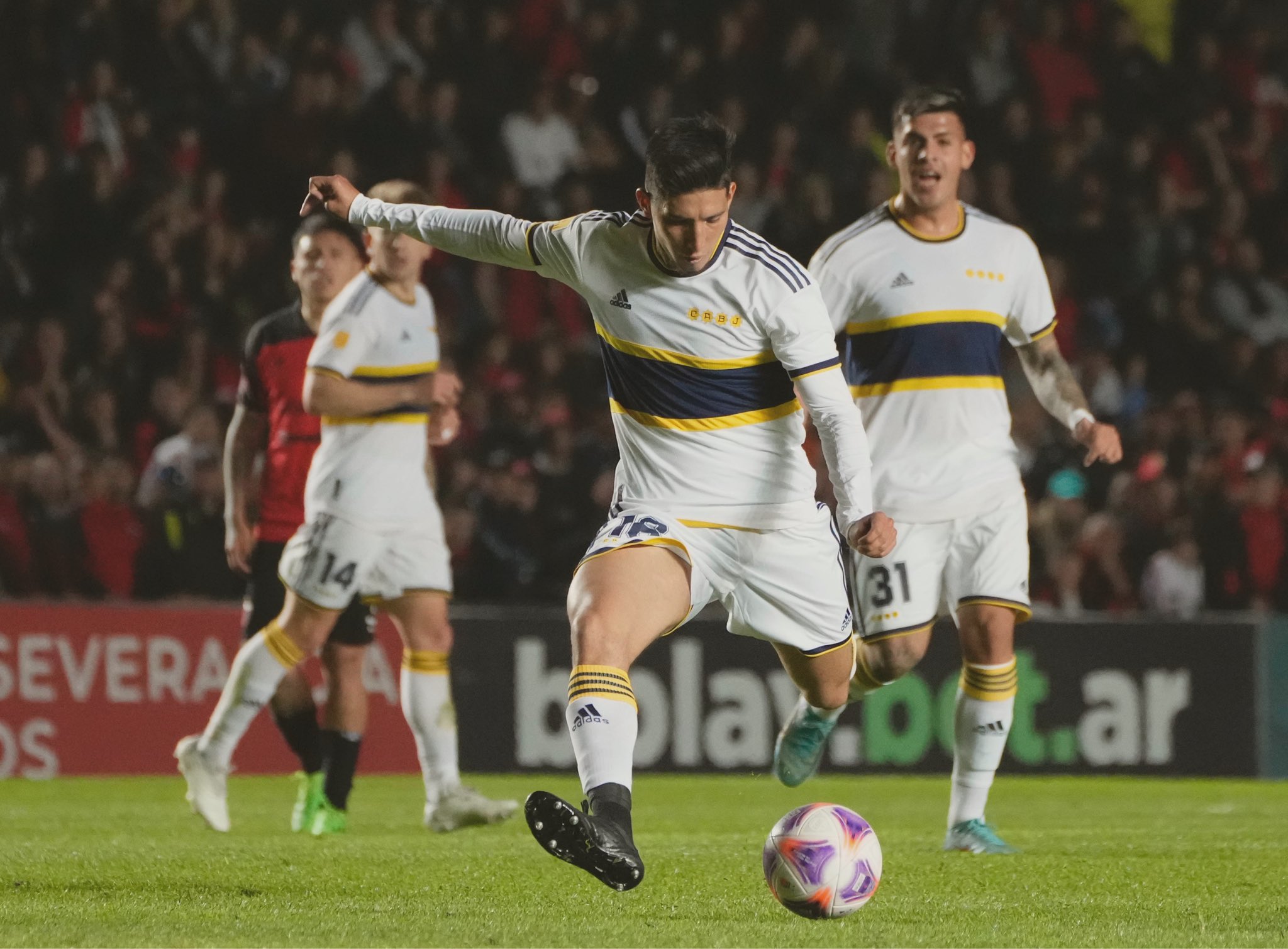 Langoni aprovecha el rebote para marcar el segundo tanto.