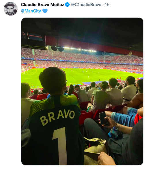 Claudio Bravo junto a su hijo viendo al Manchester City en la Champions League.