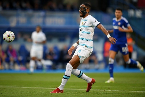 Lejos de las recordadas máscaras de superhéroes que usaba para celebrar, ahora Aubameyang jugó con una máscara protectora. | Foto: Getty