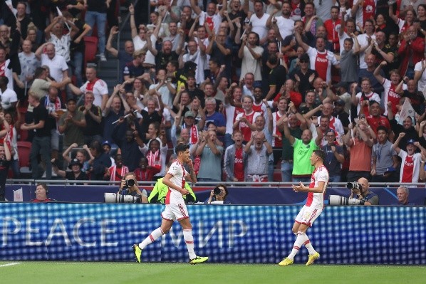 Ajax celebró delante de sus aficionados su buena arranque europeo. (Foto: Getty Images)