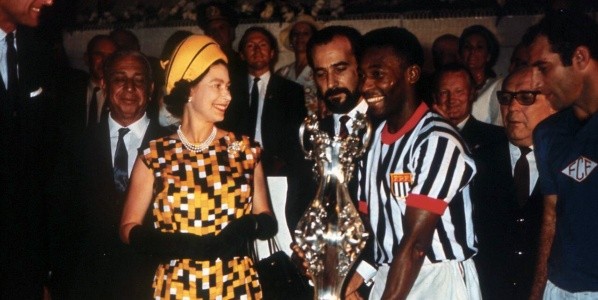 Reina Isabel II le entrega una copa a Pelé en Rio de Janeiro (1968)
