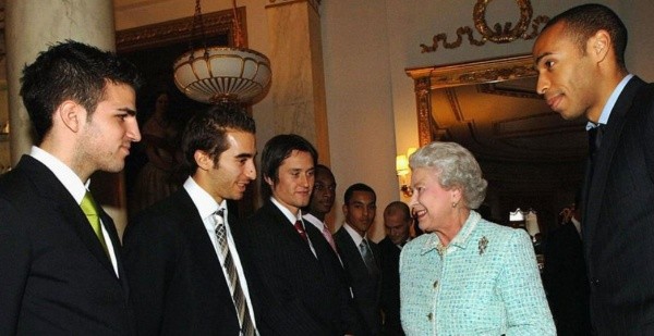 Reina Isabel II y los jugadores del Arsenal en 2007 (Getty)