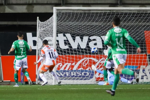 Gastón Lezcano marcó así el primer gol del empate entre Cobresal y Audax Italiano. (Agencia Uno).