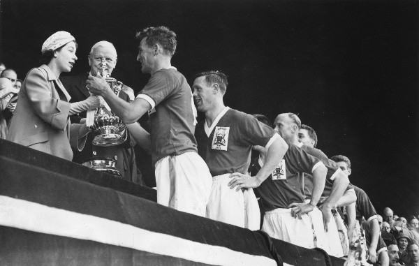 Reina Isabel le entrega el trofeo de la FA Cup a Jack Burkitt del Nottingham Forest en 1959 (Getty)