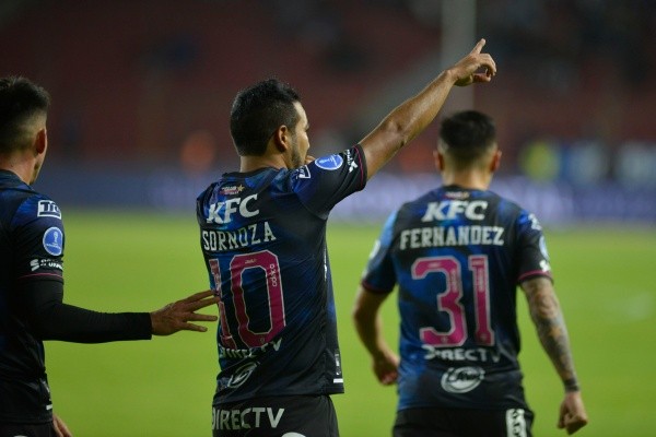 Matías Fernández celebra con Junior Sornoza un gol de Independiente del Valle ante Melgar de Perú. (Conmebol Media Center).