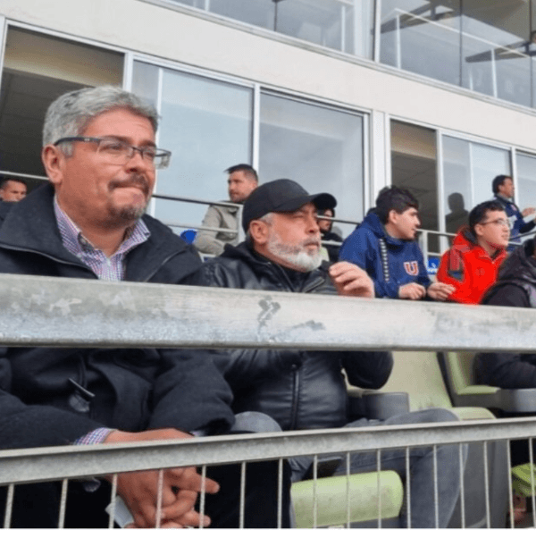 La imagen que provocó el enojo de Fernando Agustín Tapia: Mauricio Etcheverry con Manuel Montoya en el estadio Elías Figueroa Brander de Valparaíso.
