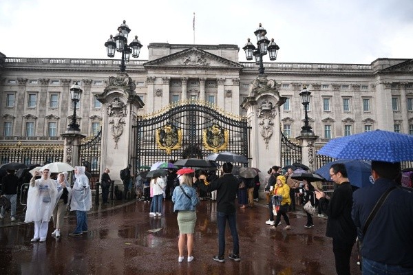 Multitudes se reúnen a las afueras del del Palacio de Buckingham tras la muerte de la Reina Isabel II | Foto: Getty Images