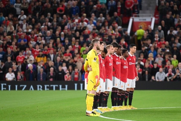 Manchester United jugó Europa League ante la Real Sociedad el día que falleció la Reina Isabel y le hicieron un sentido homenaje en cancha. | Foto: Getty