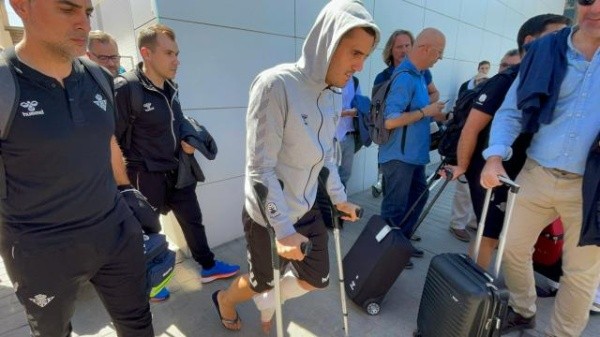 Juanmi llegó en muletas a Sevilla junto a la delegación del Betis, y tendrá que pasar largo tiempo fuera de las canchas. | Foto: El Desmarque Sevilla
