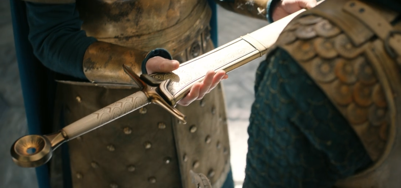 Narsil, espada que la Reina Regente le pasa a Elendil